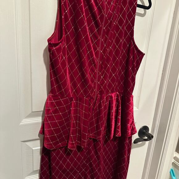 Elegant Burgundy Peplum Holiday Bodycon Dress with Diamond Pattern – Size 3XL - Picture 10 of 11